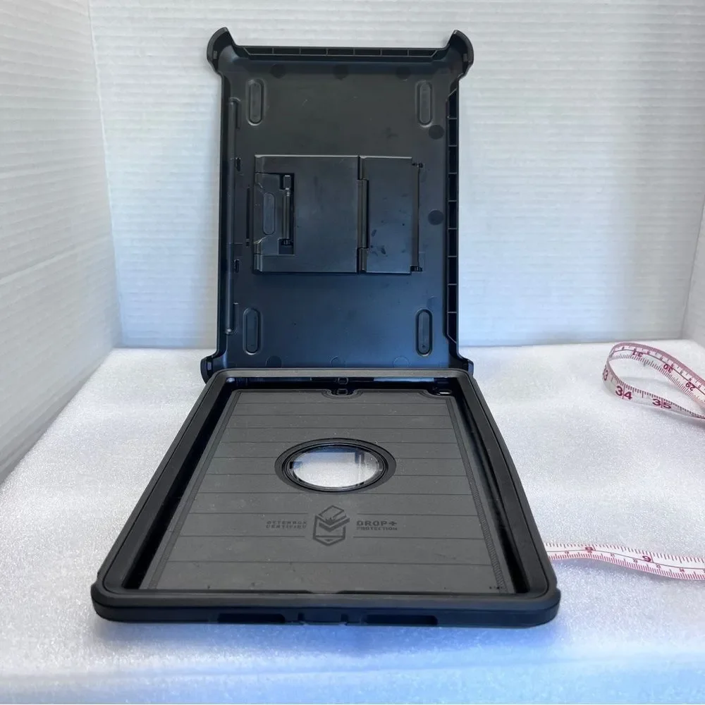 Otter Box Defender 10” Black case for IPad 7-9
